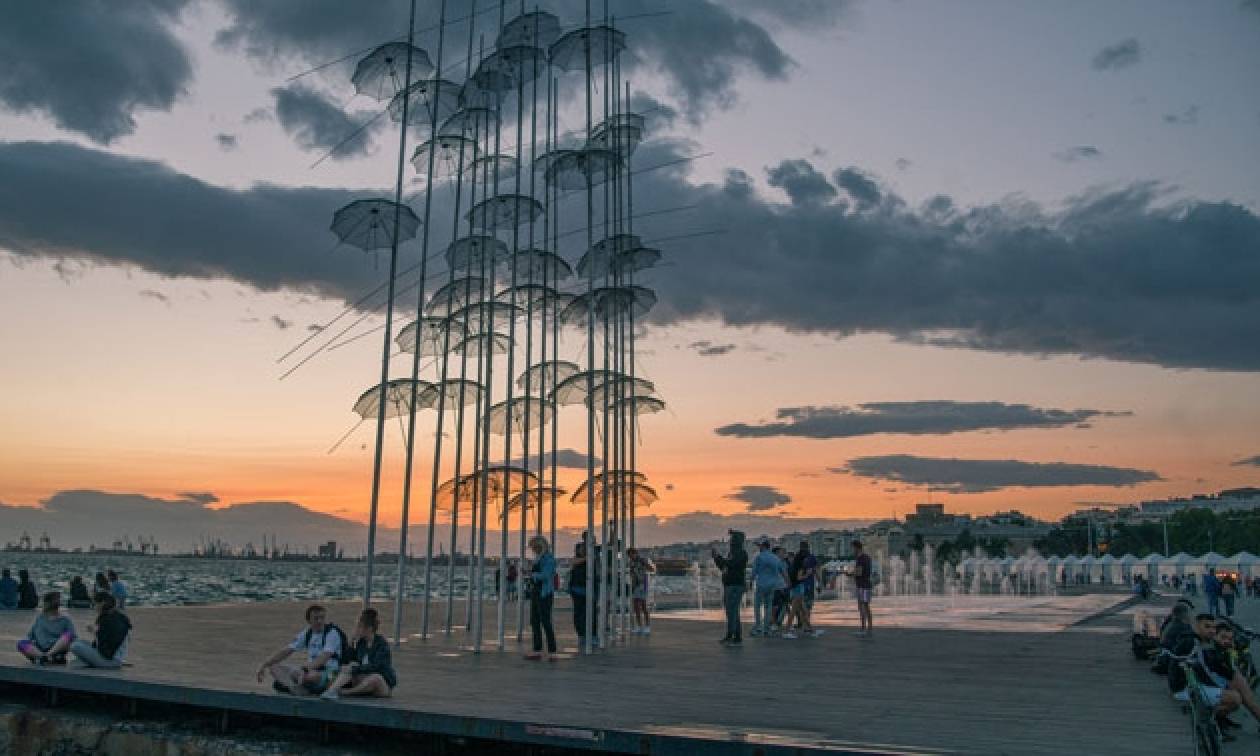 Αναστάτωση στη Θεσσαλονίκη με άνδρα που σκαρφάλωσε στις «Ομπρέλες»