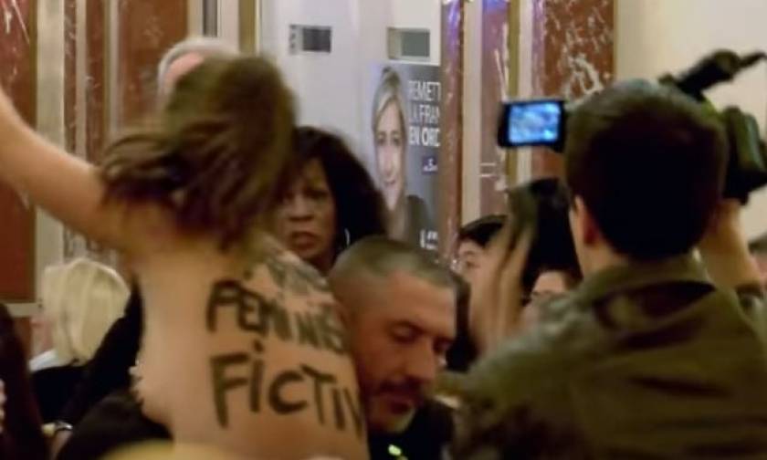 Γαλλία: Γυμνόστηθη Femen εισέβαλε σε εκδήλωση της Λεπέν - «Είσαι ψευτοφεμινίστρια» (vid)
