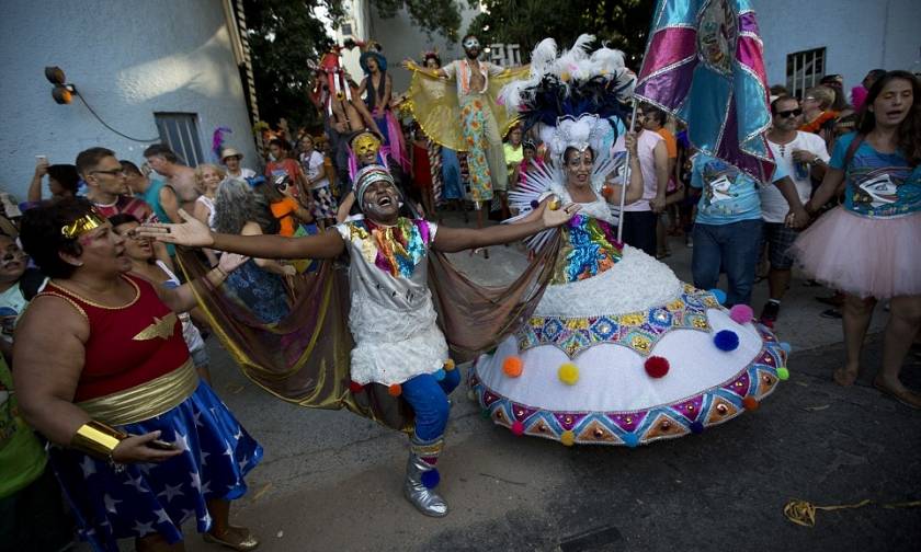 Βραζιλία: Το καρναβάλι ξεκινά παρά την οικονομική κρίση και τις ανησυχίες για την ασφάλεια (pics)