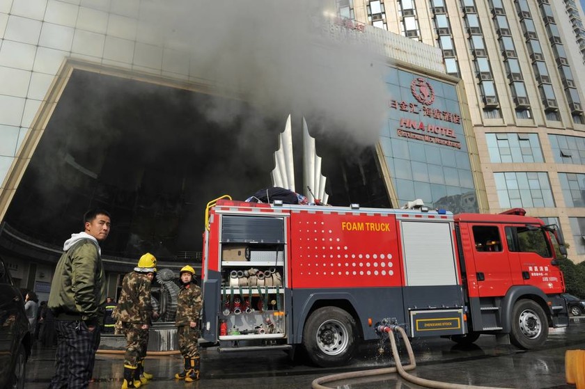Πανικός στην Κίνα: Τουλάχιστον 10 νεκροί από φωτιά σε ξενοδοχείο (pics)