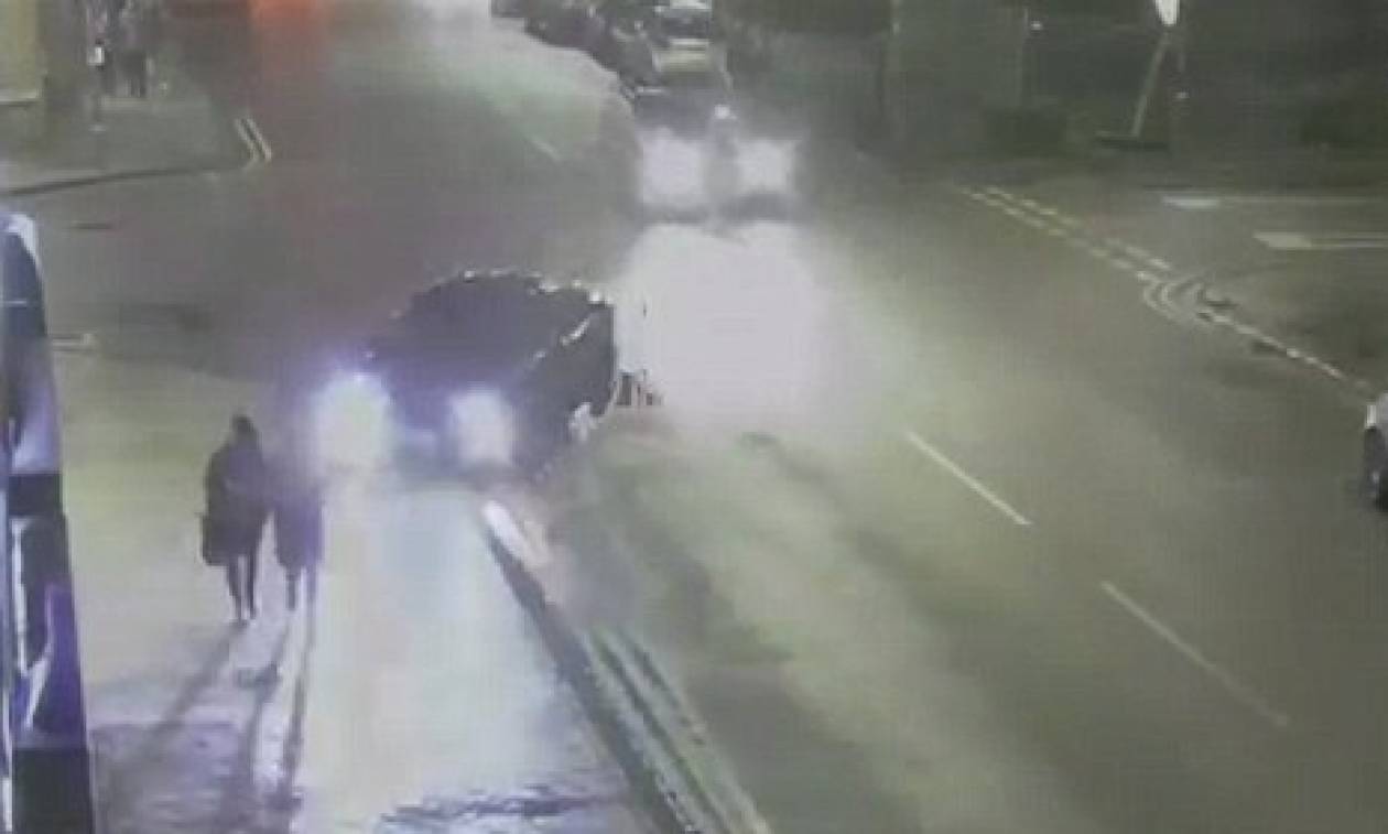 Βίντεο σοκ: Οδηγός παρασύρει 17χρονη πάνω στο πεζοδρόμιο και την αφήνει αβοήθητη