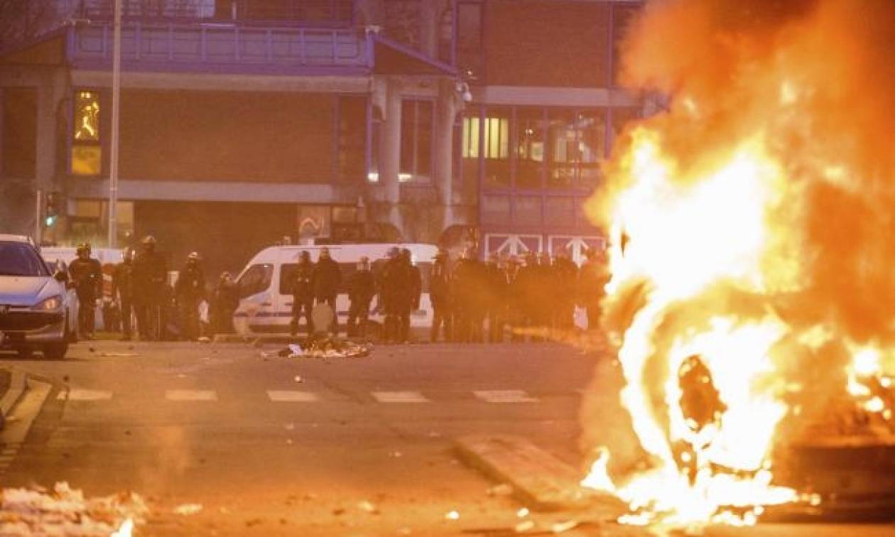 Γαλλία: Δακρυγόνα και ξύλο σε διαδηλώσεις κατά της Λεπέν (pics+vids)