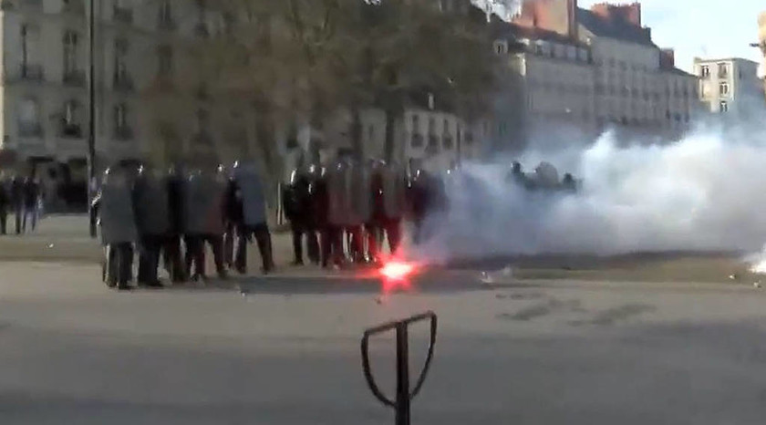 Γαλλία: Δακρυγόνα και ξύλο σε διαδηλώσεις κατά της Λεπέν (pics+vids)