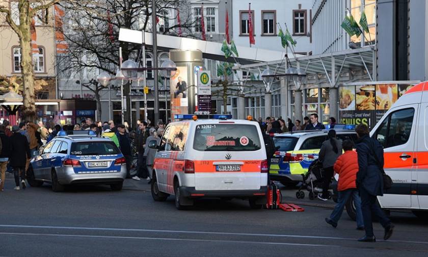 Τρόμος στη Γερμανία: Αυτοκίνητο έπεσε πάνω σε πλήθος στη Χαϊδελβέργη - Τρεις τραυματίες (pics+vids)