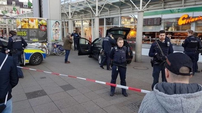 Γερμανία: Αυτοκίνητο έπεσε πάνω σε πλήθος στη Χαϊδελβέργη - Τρεις τραυματίες (pics)