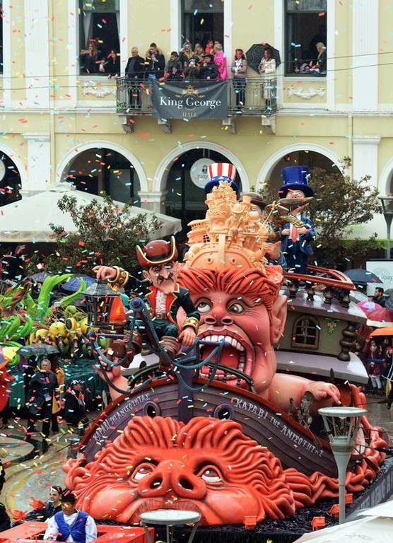 Πατρινό Καρναβάλι: Μηνύματα ελπίδας, χαράς και αισιοδοξίας έστειλαν οι 30.000 καρναβαλιστές (pics)