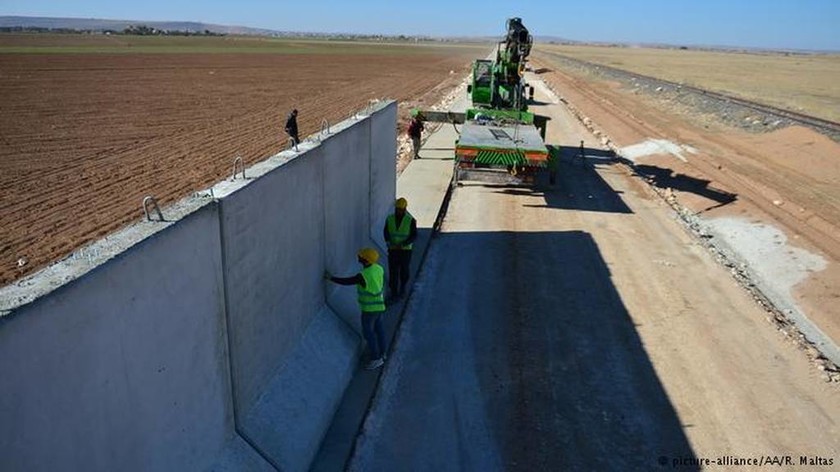 Τι φοβάται ο Ερντογάν; Τείχος μήκους 290 χιλιομέτρων ανήγειρε στα σύνορα η Τουρκία (Pics)