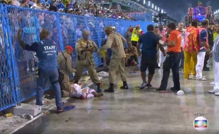 «Ματωμένο» καρναβάλι στο Ρίο ντε Τζανέιρο: Άρμα έπεσε πάνω σε θεατές (pics+vid)