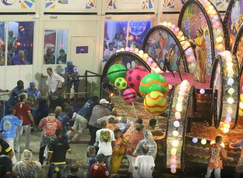 «Ματωμένο» καρναβάλι στο Ρίο ντε Τζανέιρο: Άρμα έπεσε πάνω σε θεατές (pics+vid)