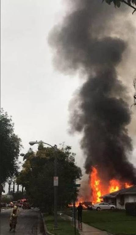 ΗΠΑ: Τρεις νεκροί και δύο τραυματίες μετά τη συντριβή αεροσκάφους στην Καλιφόρνια (pics+vid)
