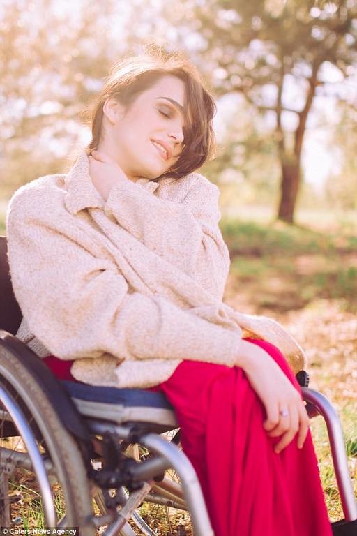 Αλεξάντρα Κούτας: Το μοντέλο σε αναπηρικό καρότσι που σπάει τα ταμπού (pics+vid)