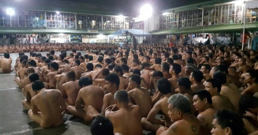 Σάλος: Χιλιάδες κρατούμενοι γυμνοί έξω από τα κελιά τους – Οργή από ΜΚΟ (photos)