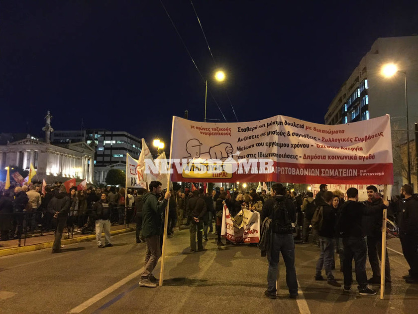 ΤΩΡΑ: Πορεία κατά των Θεσμών στο κέντρο της Αθήνας