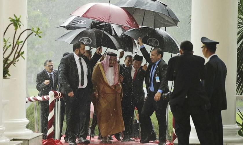 Επίδειξη πλούτου από τον Σαουδάραβα βασιλιά: Η χρυσή σκάλα και οι 6 ομπρέλες για να μην βραχεί
