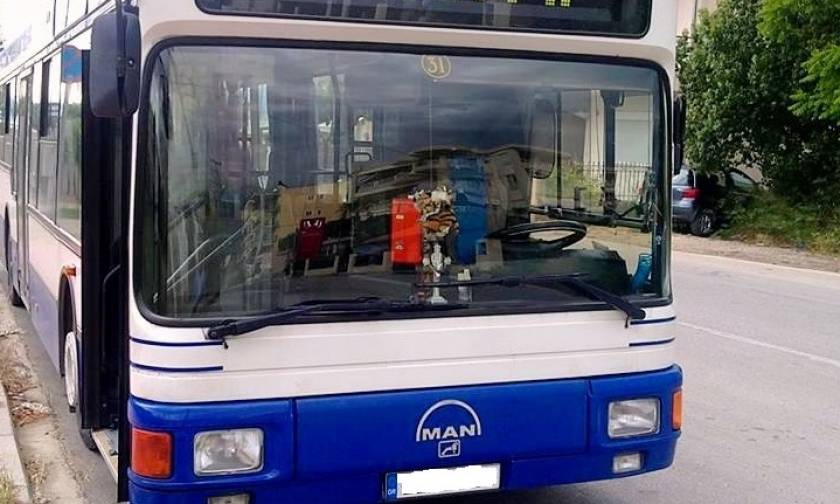Συναγερμός στην Πάτρα: Λεωφορείο κρεμόταν το μισό στη θάλασσα