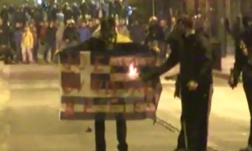 Στα χέρια της αστυνομίας ο 21χρονος που είχε κάψει την Ελληνική σημαία στις 17 Νοεμβρίου