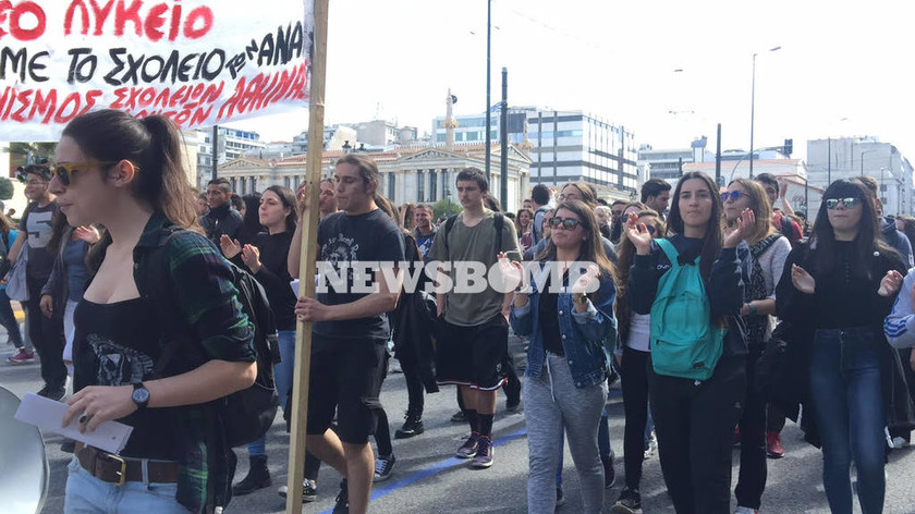 Μαθητικό συλλαλητήριο: Βόμβες μολότοφ και πετροπόλεμος στο κέντρο της Αθήνας (pics&vids)