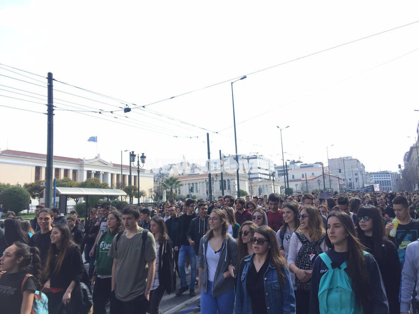 Μαθητικό συλλαλητήριο: Βόμβες μολότοφ και πετροπόλεμος στο κέντρο της Αθήνας (pics&vids)