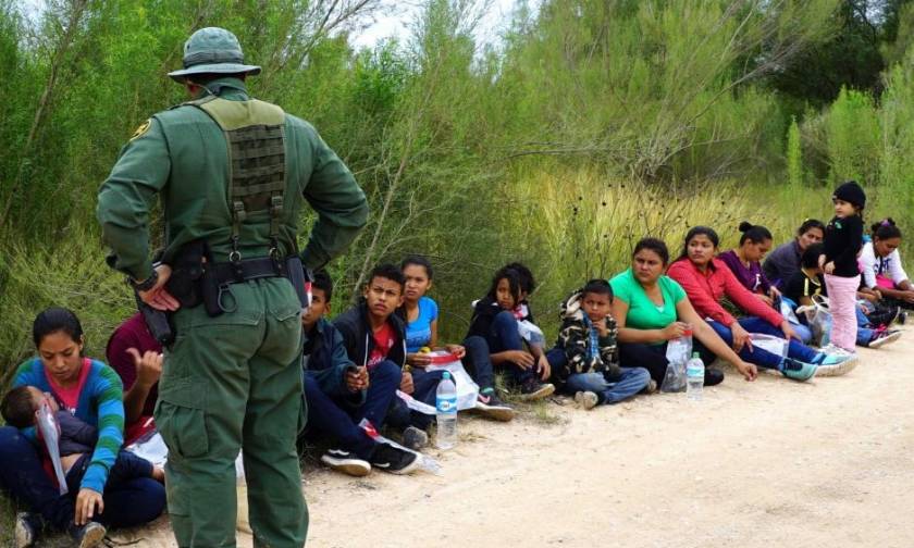 ΗΠΑ: Η κυβέρνηση εξετάζει πρόταση που θα χωρίζει παιδιά μεταναστών από τις μητέρες τους