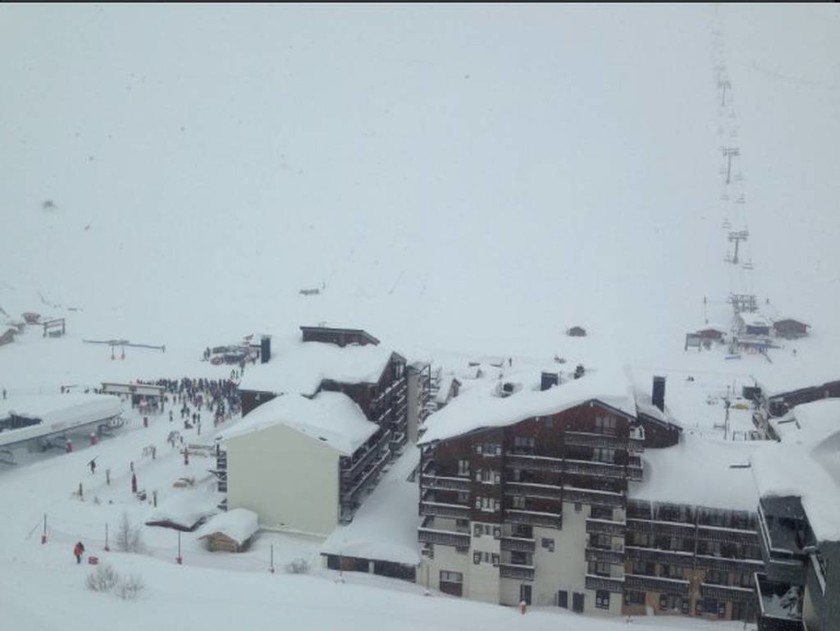 Συναγερμός στη Γαλλία: Δεκάδες εγκλωβισμένοι από το χτύπημα χιονοστιβάδας στις γαλλικές Άλπεις