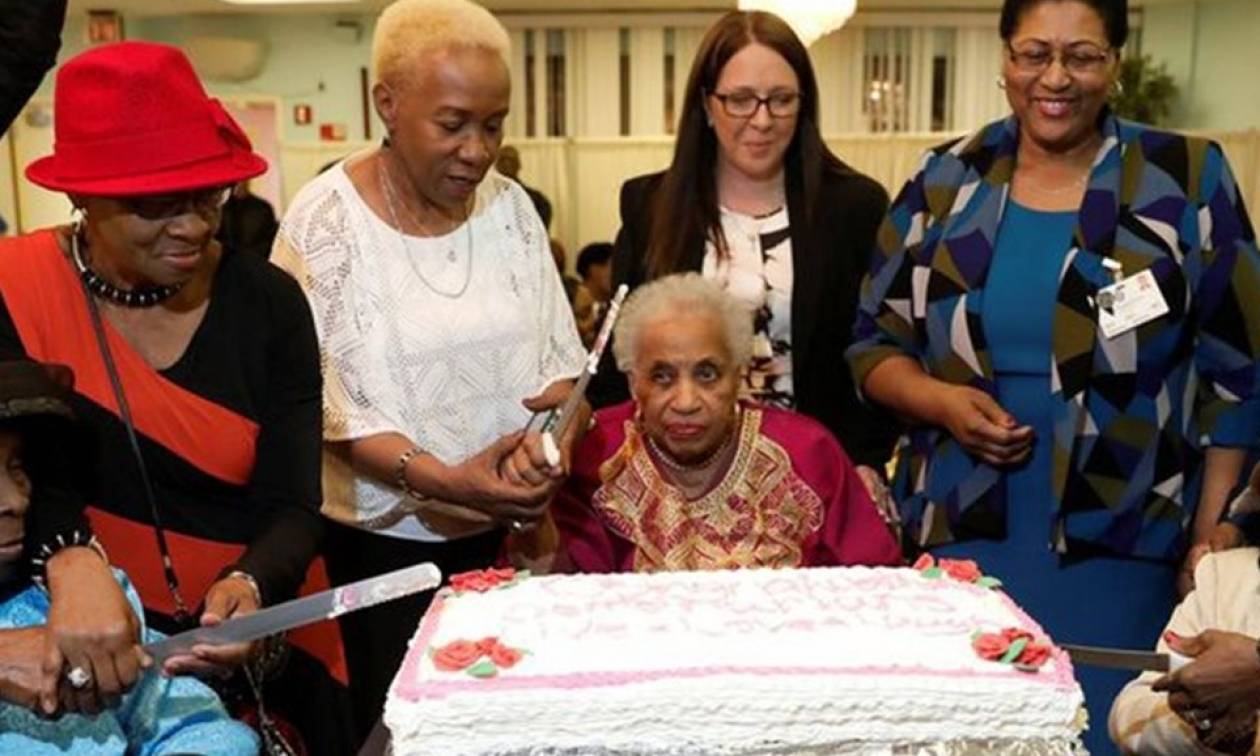 Μεγάλες εικόνες: Τρεις αιωνόβιες γιαγιάδες γιόρτασαν μαζί τα γενέθλιά τους και έσβησαν… 303 κεράκια