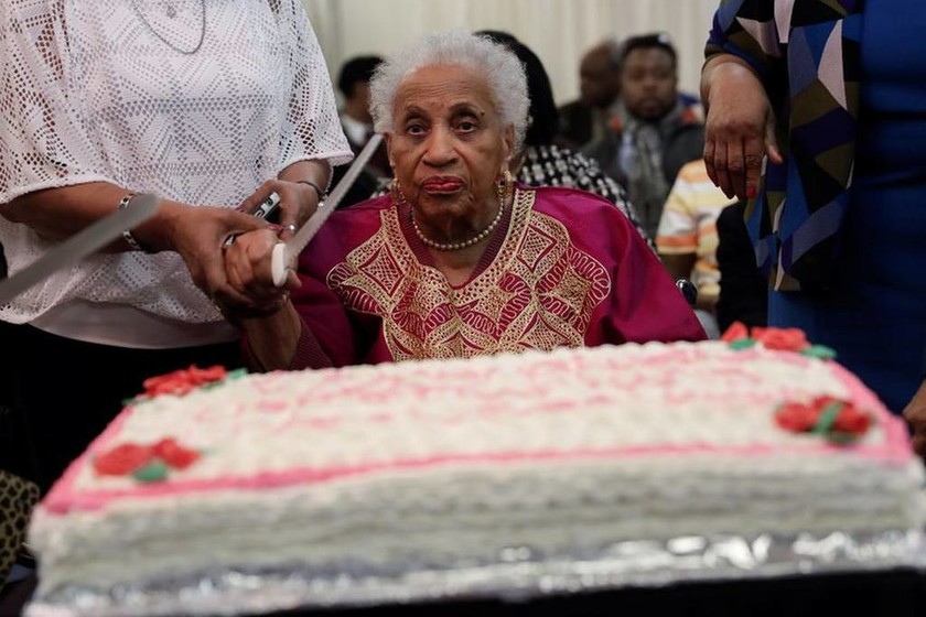 Μεγάλες εικόνες: Τρεις αιωνόβιες γιαγιάδες γιόρταζαν μαζί τα γενέθλιά τους και έσβησαν… 303 κεράκια 
