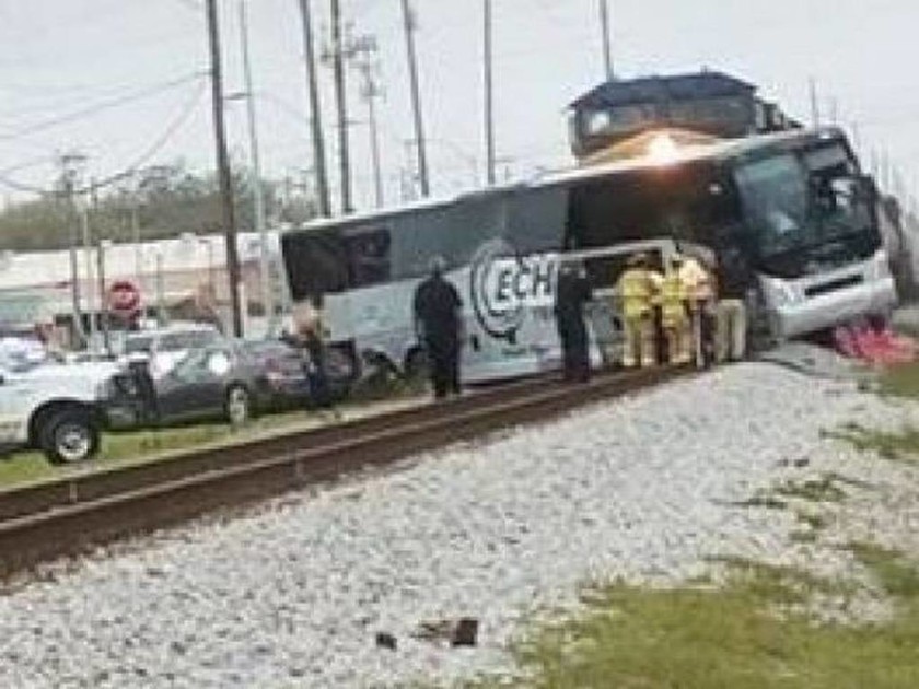 Τραγωδία στις ΗΠΑ: Τρένο συγκρούστηκε με λεωφορείο - Τρεις νεκροί και πολλοί τραυματίες