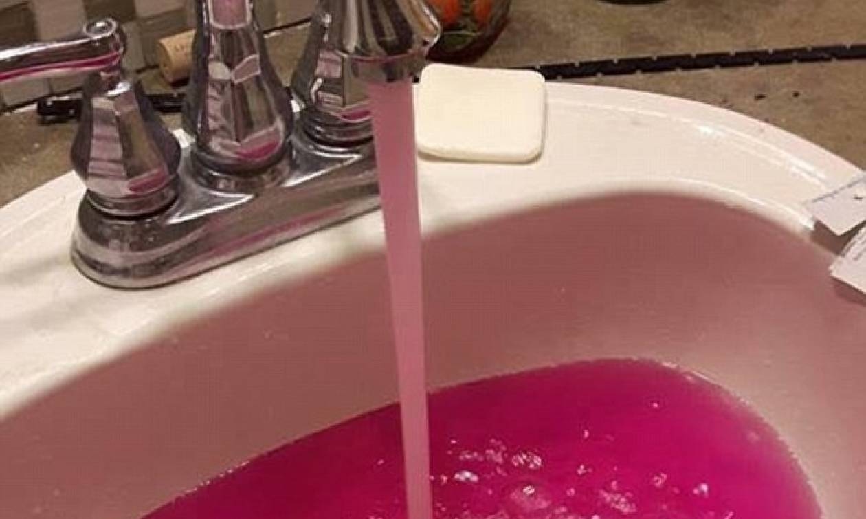 Σοκ στον Καναδά: Είδαν να τρέχει ροζ νερό από τις βρύσες τους! (vid)