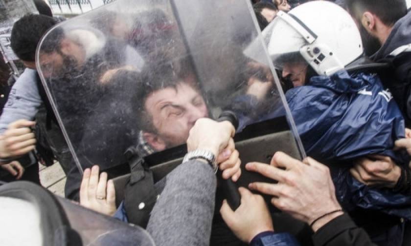 Σοβαρά επεισόδια στη Θεσσαλονίκη: Διαδηλωτές «πολιόρκησαν» τον Τσίπρα (photos)