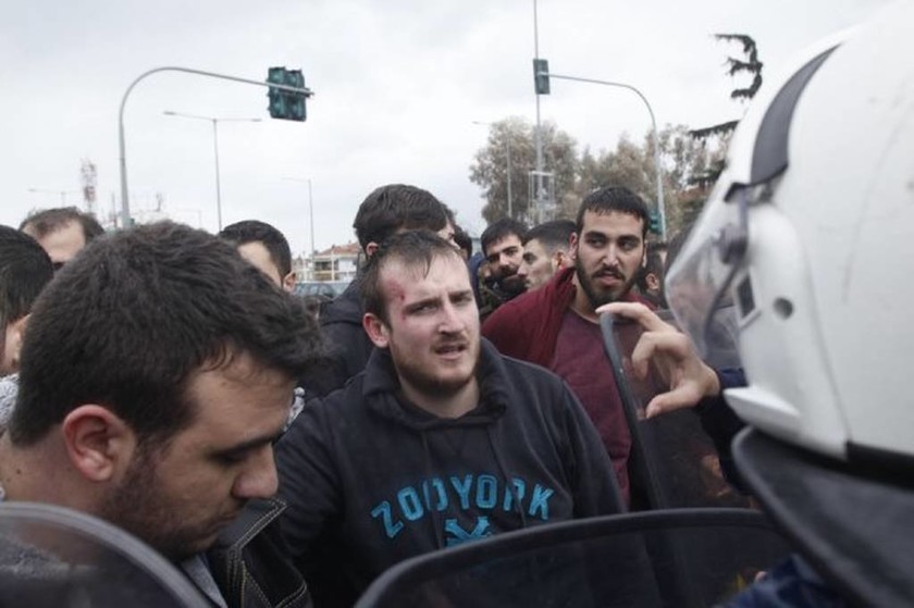 Σοβαρά επεισόδια στη Θεσσαλονίκη: Διαδηλωτές «πολιόρκησαν» τον Τσίπρα (photos)