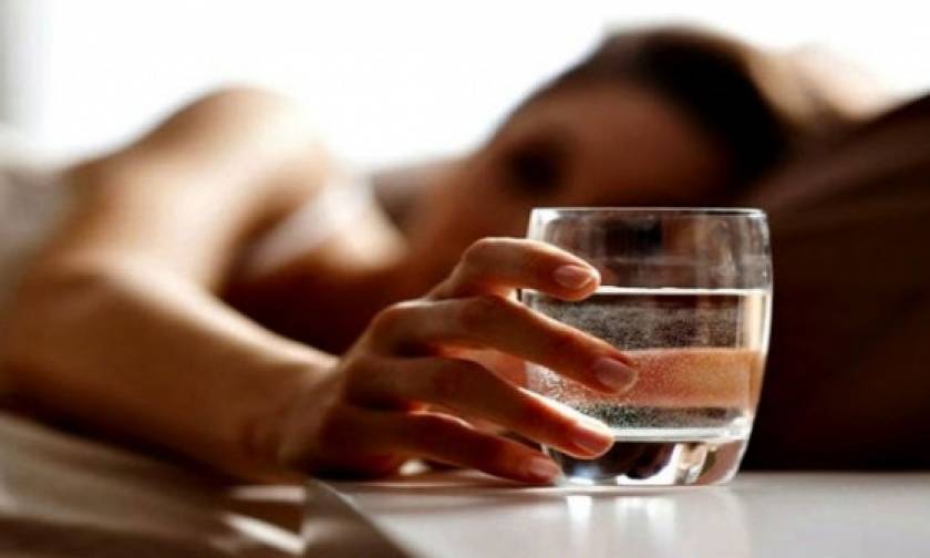 Πίνετε νερό από το ποτήρι που έχετε δίπλα σας όλη νύχτα; Σταματήστε αμέσως!