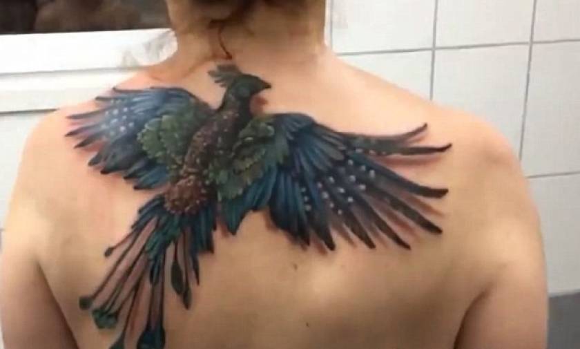 Τατουάζ βγαλμένο από την ελληνική μυθολογία «έριξε» το Facebook (video)