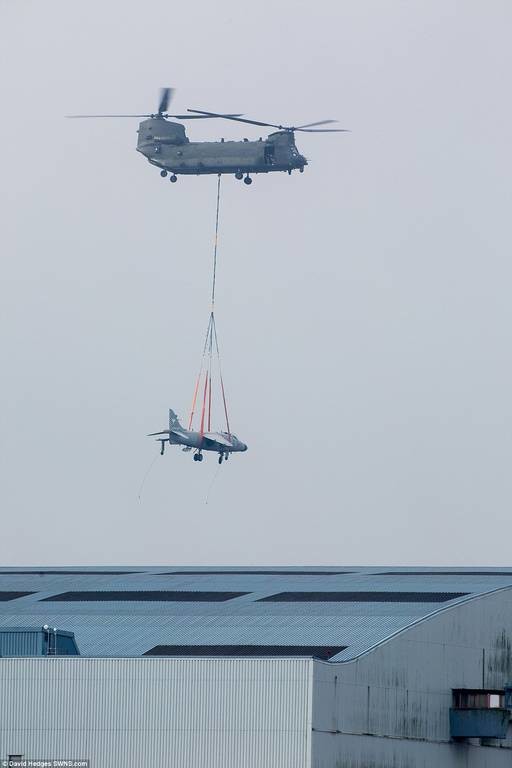 Ο γίγαντας των αιθέρων: Chinook μεταφέρει μαχητικό αεροσκάφος (photos)