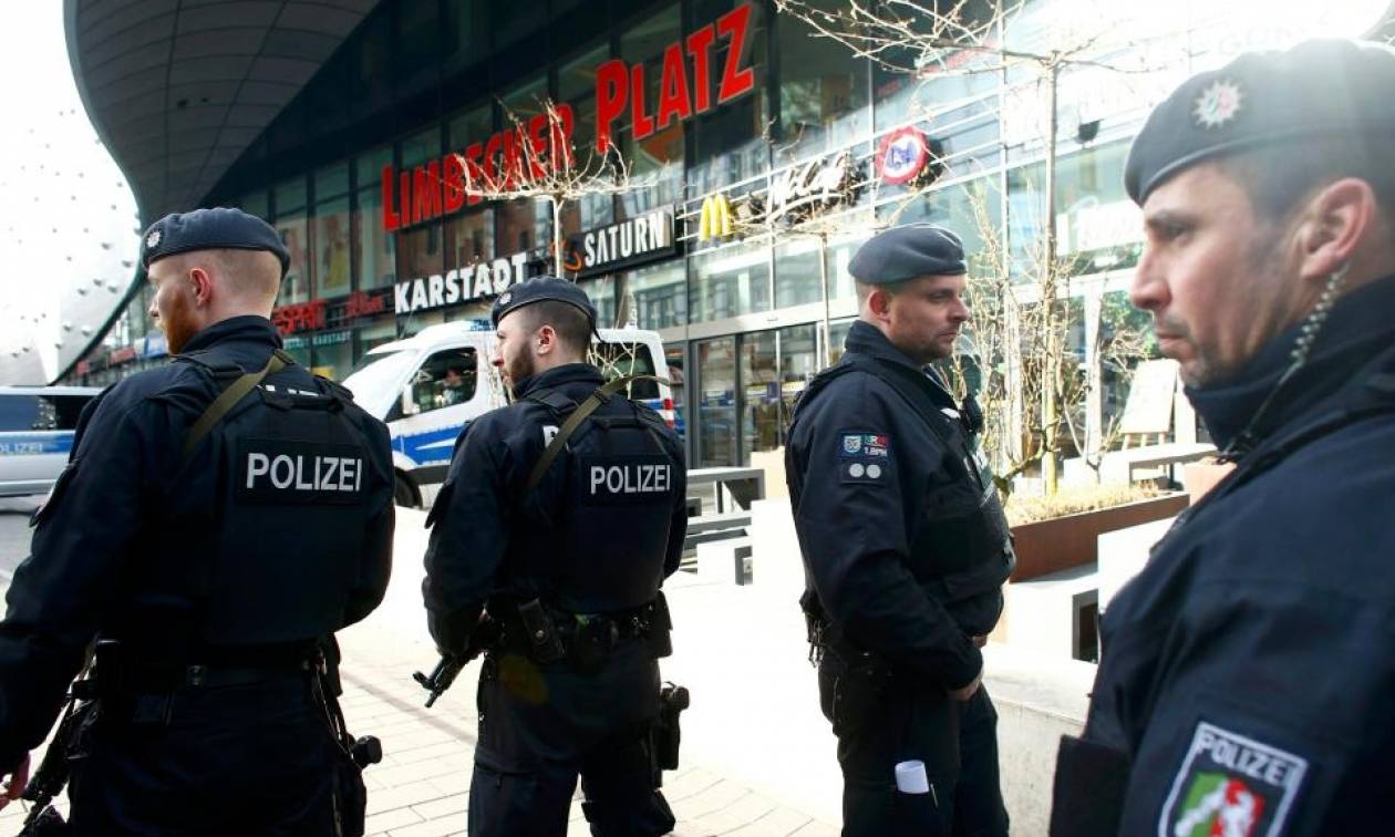 Συνεχίζεται ο αποκλεισμός του εμπορικού κέντρου στην Γερμανία  υπό το φόβο επίθεση καμικάζι