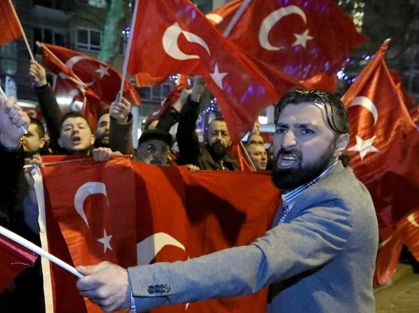 Δραματικές εξελίξεις: «Πόλεμος» Τουρκίας – Ολλάνδίας, φόβοι για έκτροπα (pics+vids)