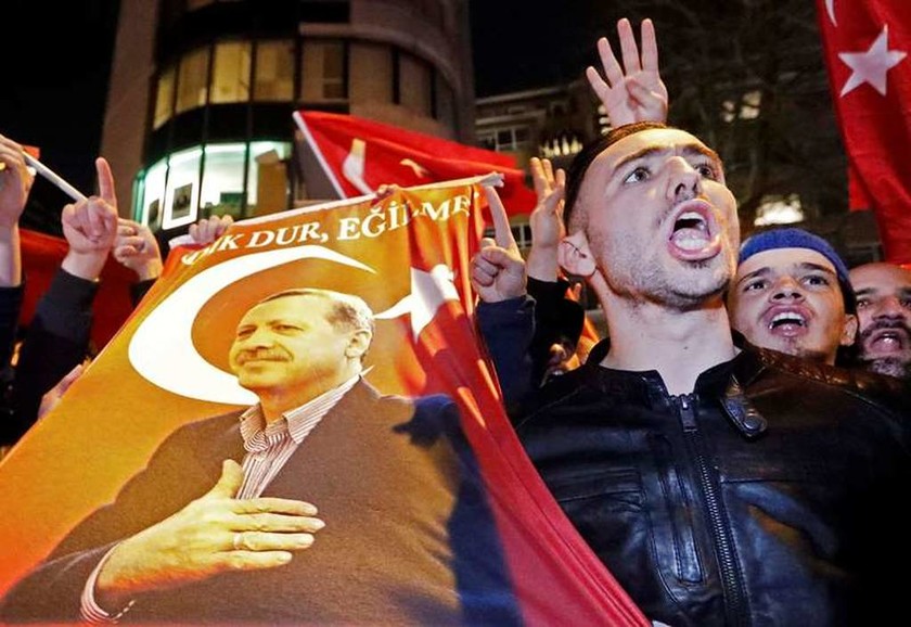 Δραματικές εξελίξεις: «Πόλεμος» Τουρκίας – Ολλάνδίας, φόβοι για έκτροπα (pics+vids)
