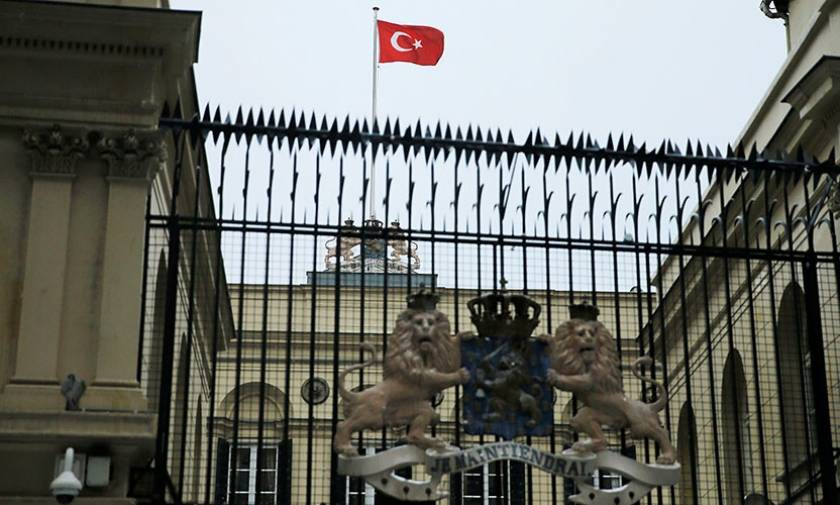 «Τραβάνε το σχοινί» οι Τούρκοι:Κατέβασαν την ολλανδική σημαία από το προξενείο της Κωνσταντινούπολης