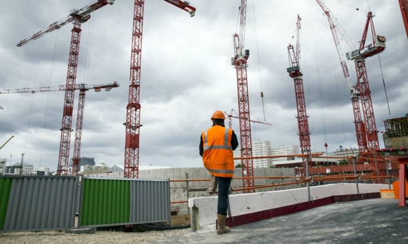 Γαλλία: Οι εργάτες στις οικοδομές του Παρισιού θα μιλάνε μόνο γαλλικά