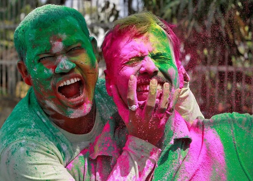 Μοναδικές εικόνες από τη γιορτή των χρωμάτων στην Ινδία!