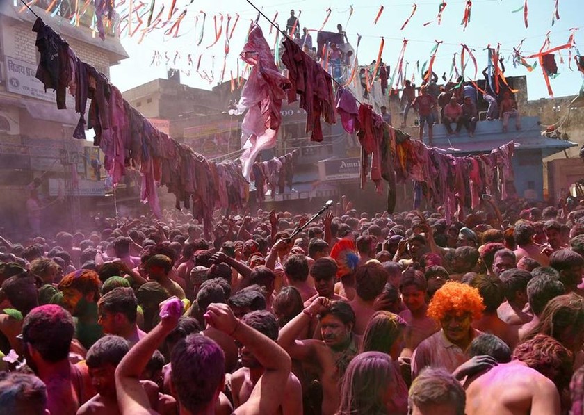 Μοναδικές εικόνες από τη γιορτή των χρωμάτων στην Ινδία!