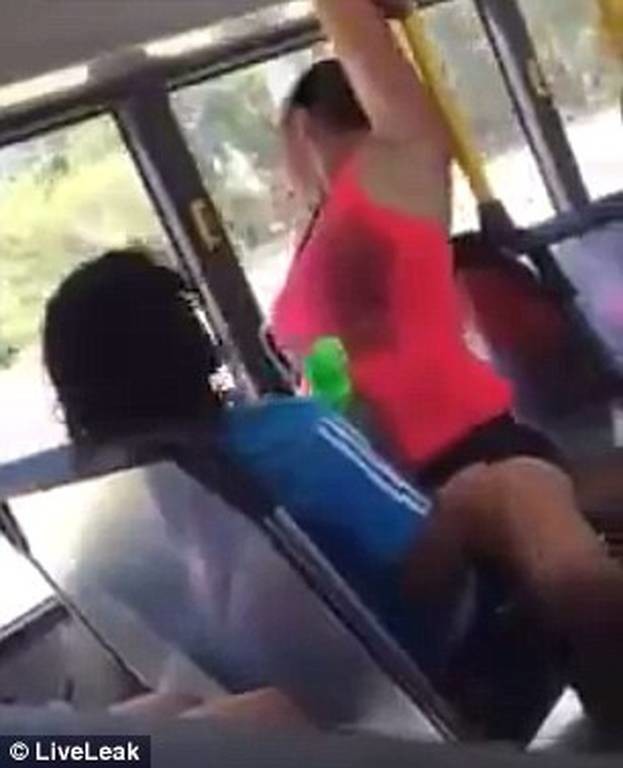 Ξαναμμένο ζευγάρι «κάνει σεξ» μέσα σε γεμάτο λεωφορείο (video+pics)