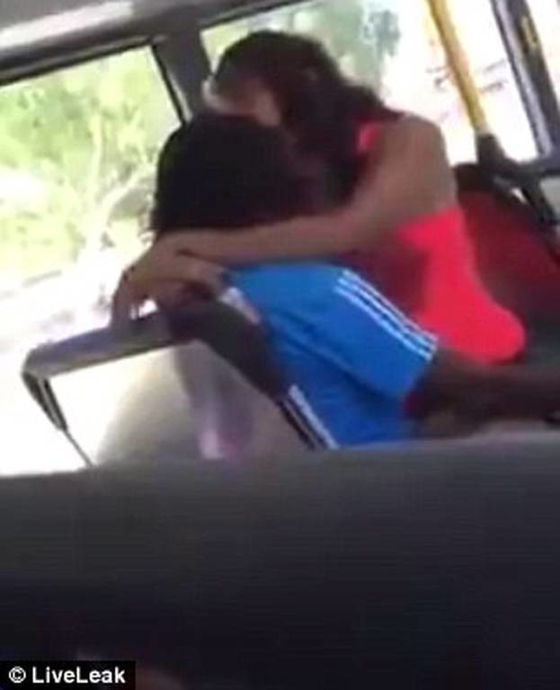Ξαναμμένο ζευγάρι «κάνει σεξ» μέσα σε γεμάτο λεωφορείο (video+pics)