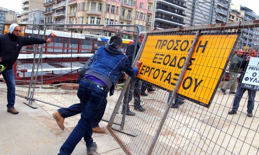 Θεσσαλονίκη: Επεισοδιακή διαμαρτυρία για το δυστύχημα με χειριστή γερανοφόρου στο Μετρό (pics&vid)
