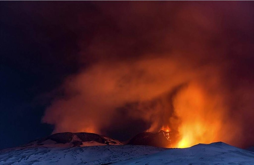 Απίστευτες εικόνες: Η στιγμή της έκρηξης στο ηφαίστειο της Αίτνας - Δέκα τραυματίες (pics+vid)