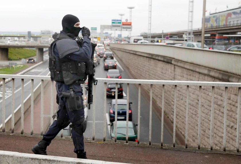 Συναγερμός στο Παρίσι: Επίθεση στο αεροδρόμιο του Ορλί με πυροβολισμούς (Pics+Vids)