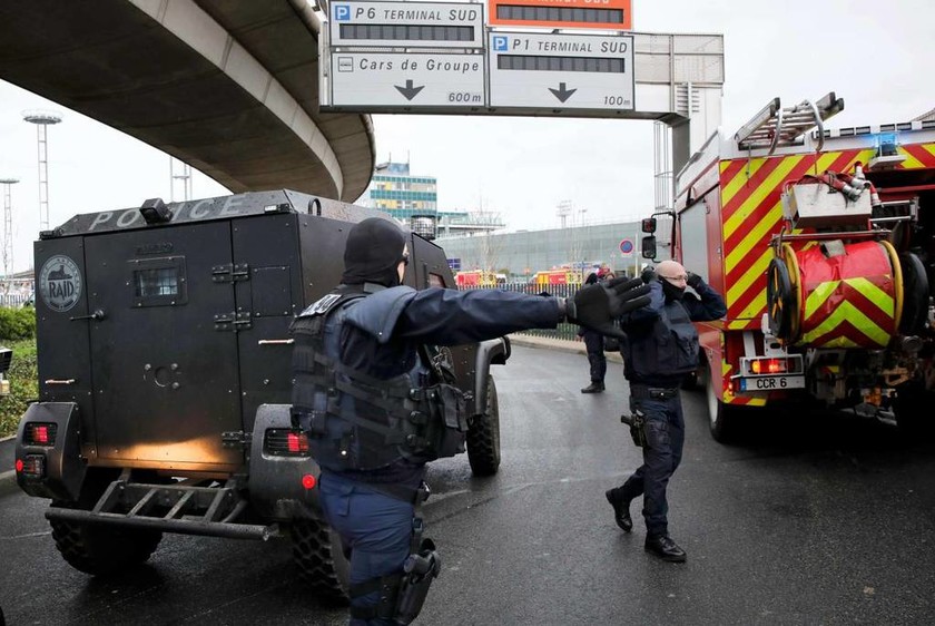 Συναγερμός στο Παρίσι: Επίθεση στο αεροδρόμιο του Ορλί με πυροβολισμούς (Pics+Vids)