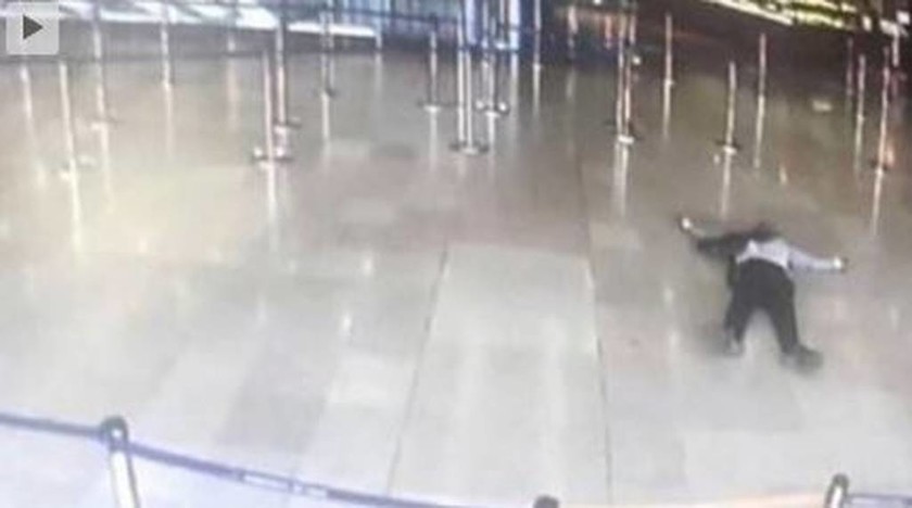 Ένοπλη επίθεση αεροδρόμιο Ορλί - Παρίσι: Η πρώτη φωτογραφία του νεκρού ένοπλου τζιχαντιστή 