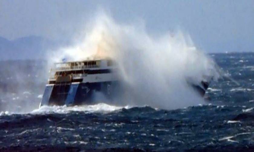Βίντεο που προκαλεί δέος και τρόμο: Τεράστια κύματα «καταπίνουν» το Blue Star Paros! (video)