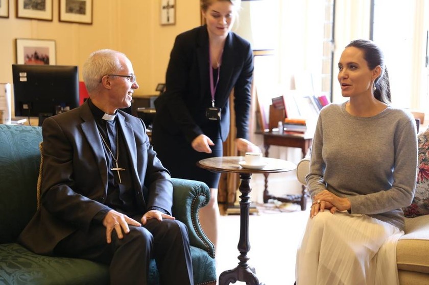 Σάλος: H Αντζελίνα Τζολί χωρίς σουτιέν συναντήθηκε με Αρχιεπίσκοπο (Pics)