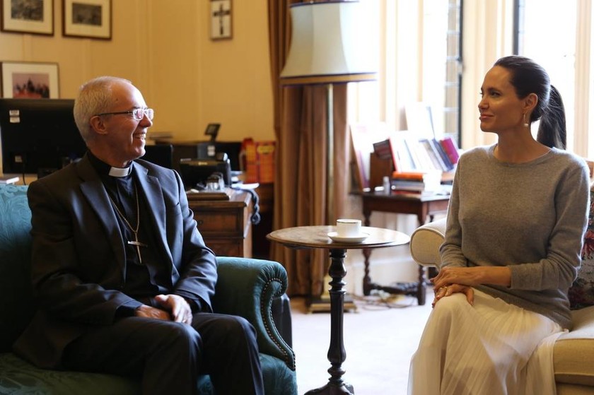 Σάλος: H Αντζελίνα Τζολί χωρίς σουτιέν συναντήθηκε με Αρχιεπίσκοπο (Pics)